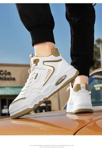 Profilo laterale di sneakers alte bianche e color kaki da uomo in stile casual sportivo