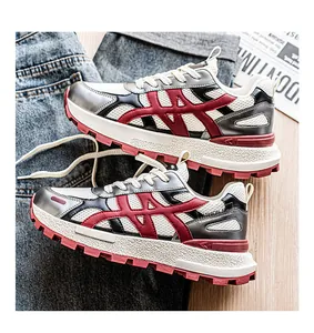 Λεπτομερής όψη κομψών ανδρικών sneakers με χοντρή σόλα σε μπορντό χρώμα και δίχτυ
