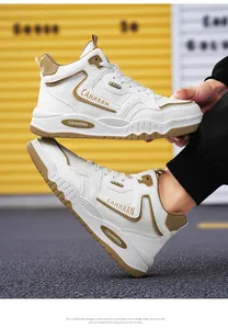 Dettaglio di sneaker alte bianche da uomo con accenti kaki e suole piatte antiscivolo