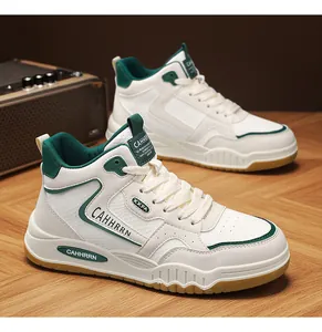 Vista laterale di sneakers alte bianche e verdi su pavimento in legno con radio vintage.