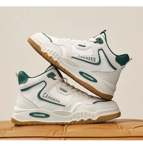 Vista dettagliata di sneaker alte bianche da uomo con dettagli verdi e suola in gomma.