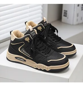 Dettaglio laterale di sneakers alte da uomo in nero e beige con design color-block alla moda
