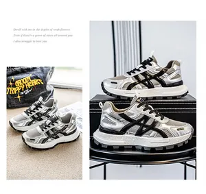 Πλαϊνή όψη ασημί sneakers με αναπνεύσιμο πλέγμα και πολύ χοντρή σόλα για ύψος.