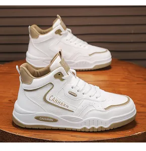 Vista laterale di sneaker alte bianche e kaki di tendenza su un tavolo di legno.