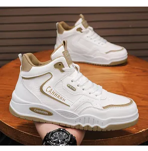 Primo piano di sneakers alte da uomo bianche e kaki su un tavolo di legno