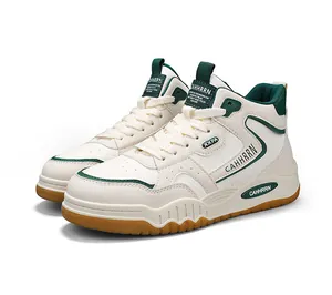 Vista di profilo di sneaker alte bianche con dettagli verdi e suola in gomma marrone