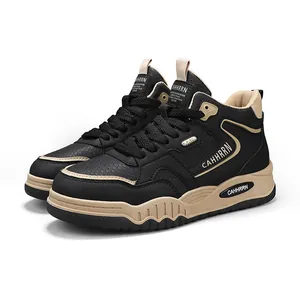 Vista laterale di sneaker alte da uomo in nero e beige con dettagli strutturati
