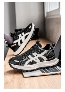 Ανδρικά αναπνεύσιμα sneakers σε μαύρο και άσπρο με χοντρή σόλα με τρακτερωτό πέλμα.