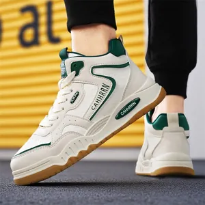 Sneaker alte da uomo bianche con accenti verdi eleganti e suola in gomma marrone.