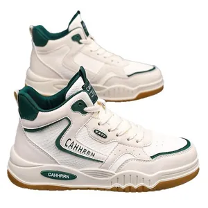 Sneaker alte da uomo bianche con accenti verdi e suola in gomma resistente