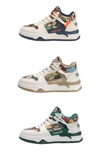Tre eleganti varianti di sneakers alte da uomo con stampe di orsetti e suole spesse.