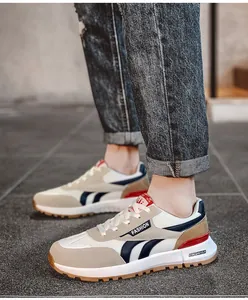 Vue latérale détaillée de baskets décontractées pour hommes en beige tendance