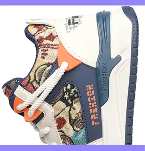 Dettaglio scarpe da ginnastica da uomo in tela con tessuto arazzo e lacci in corda.