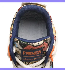 Dettaglio interno di sneaker in tela con fodera in rete traspirante ed etichetta sulla linguetta