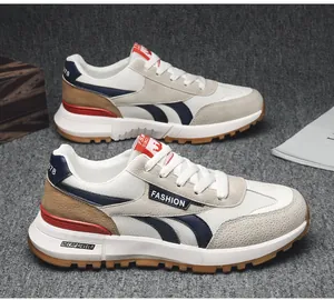 Vue détaillée de baskets de sport tendance pour hommes avec bandes latérales bleues et lacets