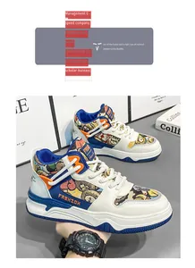 Vista laterale di sneakers da uomo con inserti con motivi di orsetti in stile cartone animato