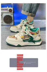 Vista lifestyle di sneakers crema con accenti verdi e motivi di arazzi di orsetti colorati