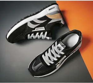 Vue détaillée de dessus des baskets gaufres noires pour hommes avec mesh et daim