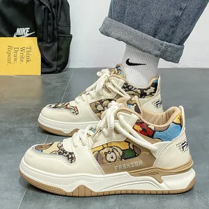 Sneakers casual da uomo color crema con motivi a orsetto colorati e suole a zeppa