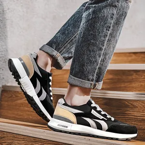 Baskets rétro tendance pour hommes avec semelle gaufrée et design en daim et mesh