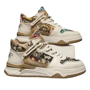 Sneaker alte in tela da uomo con una alla moda stampa orsetto dei cartoni animati