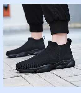 Vue de profil de baskets noires en maille respirante pour hommes sur un sol pavé