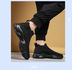 Vue rapprochée de baskets en maille noire respirante pour hommes sur fond de studio