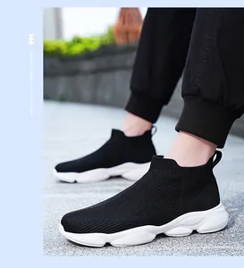 Gros plan de baskets à enfiler noires en maille respirante pour hommes, semelle blanche