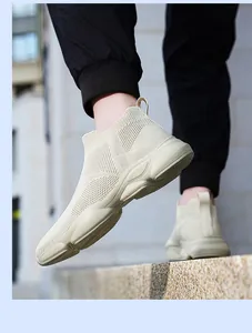 Vue latérale de baskets beiges pour hommes en maille respirante sans lacets à semelles