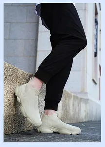 Vue latérale de baskets beiges respirantes en tricot pour hommes à semelles compensées