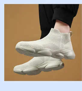 Gros plan sur des baskets en maille beige respirante pour hommes portées par un modèle.