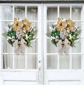 Elegante gouden kerstkrans met kerststal en lichtjes op een witte vintage deur.