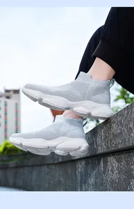 Détail de baskets grises en maille respirante pour hommes dans un cadre extérieur