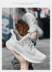 Primo piano dettagliato delle sneaker da uomo leggere in mesh in uno stile street trendy