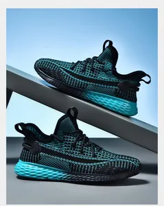 Vista dettagliata di sneakers da uomo in maglia con mesh traspirante e suola strutturata