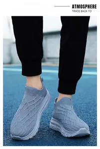 Detailaufnahme von leichten, atmungsaktiven blauen Socken-Sneakern auf einer Laufbahn.