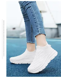 Seitenansicht der weißen atmungsaktiven Strick-Sneaker am Modell mit Mesh-Textur im Freien