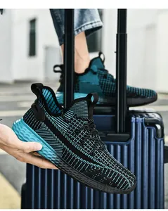 Dettaglio scarpe sportive da uomo in mesh traspirante con motivo blu e nero