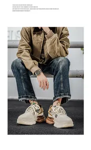 Stylische klobige Herren-Sneaker mit ethnischen Mustern in urbaner Umgebung getragen