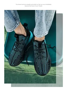 Dettaglio delle sneakers da uomo in maglia traspirante nere e ciano in stile street
