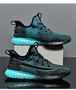 Vista laterale di sneakers in maglia blu e nere su blocchi bianchi con riflessi nitidi
