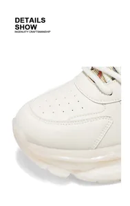 Detailaufnahme der weißen Lederkappe und der dicken Sohle modischer Herren-Dad-Sneaker