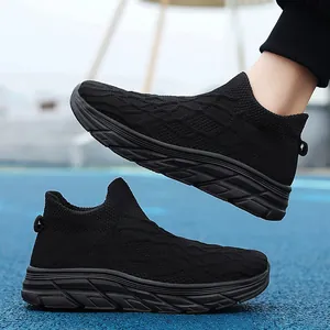 Baskets montantes noires respirantes en maille fly-knit pour la randonnée active.