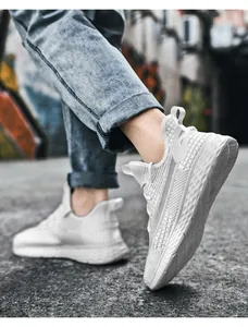 Dettaglio di scarpe sportive da uomo in mesh traspirante con suola spessa