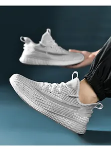 Dettaglio laterale di sneaker da uomo in rete traspirante con suola strutturata