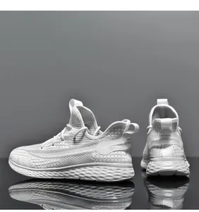 Dettaglio ravvicinato delle sneakers sportive in mesh bianco traspirante con suola a nido d'ape.
