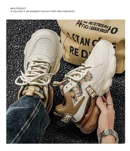 Detailansicht der hochwertigen wasserdichten Lederstruktur dieser cremefarbenen Herren-Sneaker