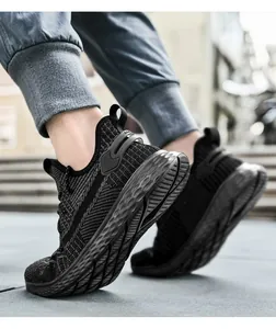 Dettaglio delle scarpe da ginnastica nere traspiranti da uomo con suola spessa antiscivolo.