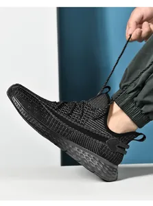 Dettaglio ravvicinato di una sneaker in mesh nero traspirante con suola antiscivolo