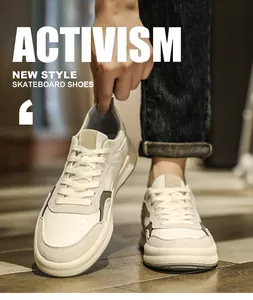 Gros plan de chaussures de skate en cuir blanc élégant avec empiècements en daim